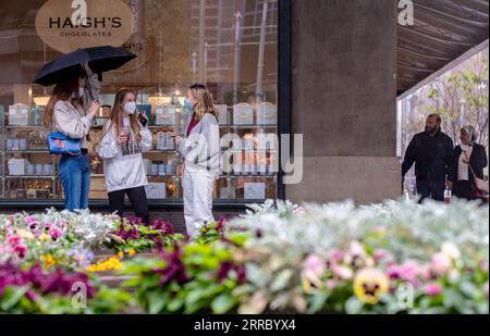 211011 -- SYDNEY, le 11 octobre 2021 -- des gens attendent devant un magasin de chocolat dans le quartier des affaires de Sydney, en Australie, le 11 octobre 2021. Alors que Sydney, capitale de l'État australien de Nouvelle-Galles du Sud, a quitté son confinement de 106 jours dimanche, les résidents ont réapparu pour célébrer une Journée de la liberté tant attendue . AUSTRALIE-SYDNEY-COVID-19- JOURNÉE DE LA LIBERTÉ BaixXuefei PUBLICATIONxNOTxINxCHN Banque D'Images