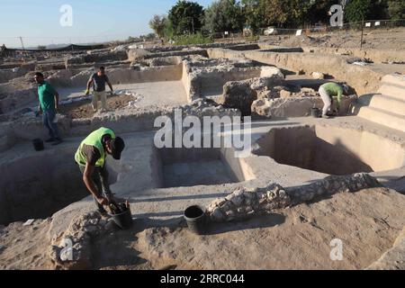 211011 -- YAVNE, 11 octobre 2021 -- des ouvriers travaillent sur le site d'excavation d'une ancienne fabrique de vin à Yavne, dans le centre d'Israël, le 11 octobre 2021. Des archéologues israéliens ont exposé une énorme fabrique de vin vieille de 1 500 ans, a déclaré lundi l’Autorité israélienne des antiquités IAA. L'immense et bien conçu domaine industriel de la période byzantine a été fouillé au cours des deux dernières années dans la ville de Yavne, dans le centre d'Israël. Photo de /Xinhua ISRAEL-YAVNE-ANCIENNE USINE DE VIN-EXCAVATION GilxCohenxMagen PUBLICATIONxNOTxINxCHN Banque D'Images