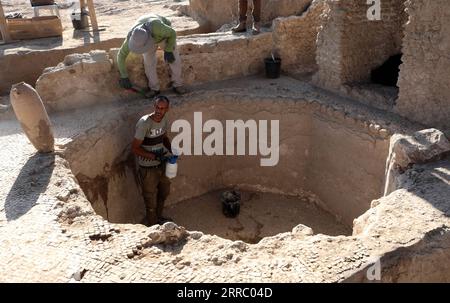 211011 -- YAVNE, 11 octobre 2021 -- des ouvriers travaillent sur le site d'excavation d'une ancienne fabrique de vin à Yavne, dans le centre d'Israël, le 11 octobre 2021. Des archéologues israéliens ont exposé une énorme fabrique de vin vieille de 1 500 ans, a déclaré lundi l’Autorité israélienne des antiquités IAA. L'immense et bien conçu domaine industriel de la période byzantine a été fouillé au cours des deux dernières années dans la ville de Yavne, dans le centre d'Israël. Photo de /Xinhua ISRAEL-YAVNE-ANCIENNE USINE DE VIN-EXCAVATION GilxCohenxMagen PUBLICATIONxNOTxINxCHN Banque D'Images