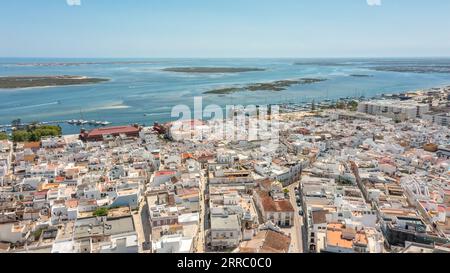 Vue aérienne de la ville touristique portugaise de pêche d'Olhao avec une vue sur le parc marin de Ria Formosa. Vue de la ville à la mer Banque D'Images