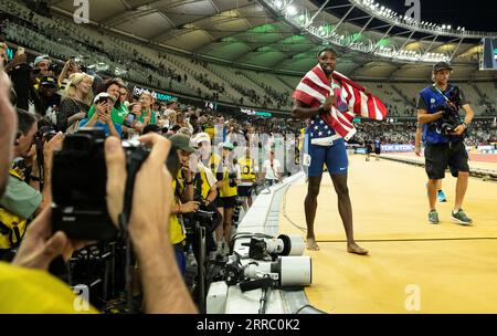 Noah Lyles, des États-Unis, célèbre après avoir remporté la finale du 200m masculin le jour 7 des Championnats du monde d’athlétisme Budapest le 25 août 2023. PH Banque D'Images