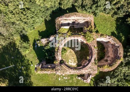 vue aérienne sur temple abandonné ou église catholique sans toit en campagne Banque D'Images