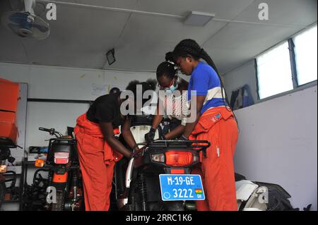 211013 -- ACCRA, le 13 octobre 2021 -- des travailleurs vérifient une moto électrique importée de Chine dans l'entreprise d'Accra, au Ghana, le 8 octobre 2021. POUR ALLER AVEC la caractéristique : une start-up ghanéenne introduit le véhicule électrique de fabrication chinoise pour aider à réduire les émissions de carbone GHANA-ACCRA-CHINE-VÉHICULE ÉLECTRIQUE Seth PUBLICATIONxNOTxINxCHN Banque D'Images