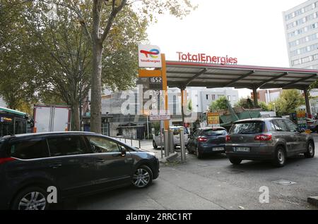 211013 -- PARIS, le 13 octobre 2021 -- des véhicules font la queue dans une station-service à Paris, France, le 13 octobre 2021. Le prix du diesel en France a atteint son plus haut niveau en deux ans depuis le dernier pic en 2018 qui a déclenché les manifestations des gilets jaunes. FRANCE-PARIS-DIESEL-HAUSSE DES PRIX GaoxJing PUBLICATIONxNOTxINxCHN Banque D'Images