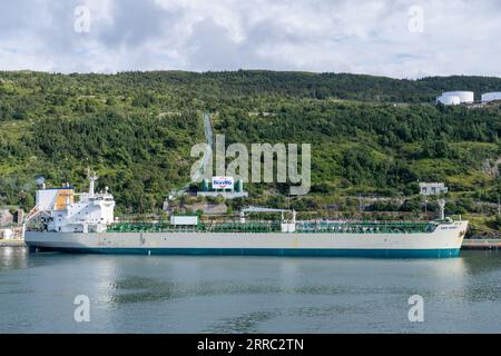 St. John's, NL, Canada - 27 août 2023 : terminal maritime d'Irving Oil avec pétrolier CÔTE EST. Irving Oil est une société de raffinage et de commercialisation desservant Banque D'Images