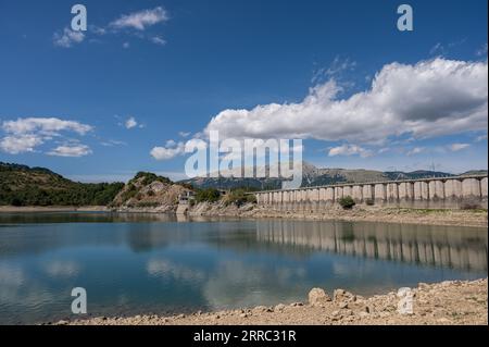 Le lac Montagna Spaccata est un petit lac artificiel situé aux confins sud des Abruzzes. Il est situé entièrement dans la province de l'Aquila, dans le m Banque D'Images