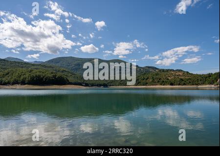 Le lac Montagna Spaccata est un petit lac artificiel situé aux confins sud des Abruzzes. Il est situé entièrement dans la province de l'Aquila, dans le m Banque D'Images