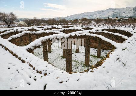 Bassa dels Arcs, un réservoir d'eau du XVIII siècle, couvert de neige fraîche (Xaló, Jalón, Vall de Pop, Marina Alta, Alicante, communauté valencienne, Espagne) Banque D'Images