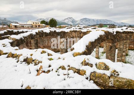 Bassa dels Arcs, un réservoir d'eau du XVIII siècle, couvert de neige fraîche (Xaló, Jalón, Vall de Pop, Marina Alta, Alicante, communauté valencienne, Espagne) Banque D'Images