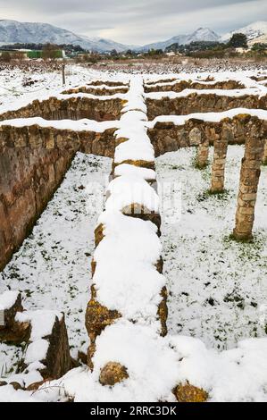 Bassa dels Arcs, un réservoir d'eau du XVIII siècle, couvert de neige fraîche (Xaló, Jalón, Vall de Pop, Marina Alta, Alicante, communauté valencienne, Espagne) Banque D'Images