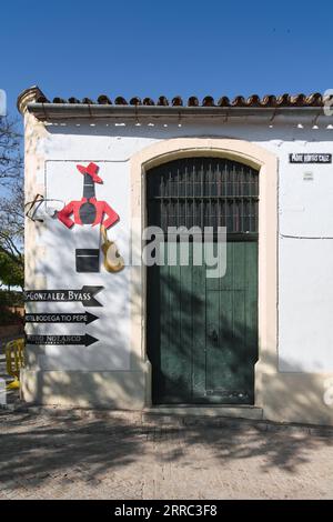 Jerez de la Frontera, Espagne - 7 septembre 2023 : vue d'une des façades de la Bodega Gonzalez Byass avec son signe caractéristique Tio Pepe. Banque D'Images