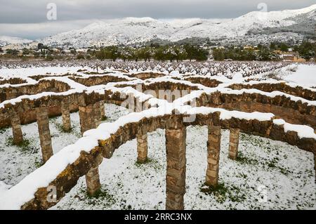 Bassa dels Arcs, un réservoir d'eau du XVIII siècle, couvert de neige fraîche (Xaló, Jalón, Vall de Pop, Marina Alta, Alicante, communauté valencienne, Espagne) Banque D'Images