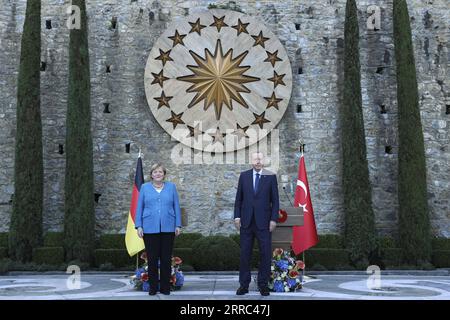 Actualités Bilder des Tages 211016 -- ISTANBUL, le 16 octobre 2021 -- le président turc Recep Tayyip Erdogan R et la chancelière allemande sortante Angela Merkel assistent à une conférence de presse conjointe à Istanbul, en Turquie, le 16 octobre 2021. Le président turc Recep Tayyip Erdogan et la chancelière allemande sortante Angela Merkel ont tenu des entretiens d’adieu samedi à Istanbul. TURQUIE-ISTANBUL-PRÉSIDENT-ALLEMAGNE-CHANCELIER-RÉUNION XINHUA PUBLICATIONXNOTXINXCHN Banque D'Images