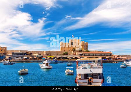 Le fort de Qaitbay, forteresse construite sur l'emplacement exact du célèbre phare d'Alexandrie sur la mer, Egypte Banque D'Images