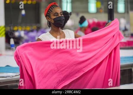 211017 -- HAWASSA ÉTHIOPIE, le 17 octobre 2021 -- Une femme travaille dans une usine textile du parc industriel Hawassa à Hawassa, en Éthiopie, le 12 octobre 2021. POUR ALLER AVEC la caractéristique : les craintes pour les pertes d'emplois planent alors que les États-Unis coupent l'Éthiopie de AGOA ETHIOPIE-HAWASSA-INDUSTRIAL PARK MichaelxTewelde PUBLICATIONxNOTxINxCHN Banque D'Images