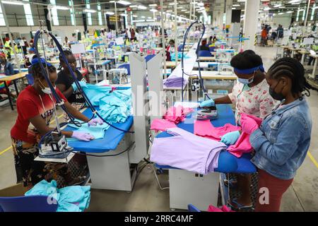 211017 -- HAWASSA ÉTHIOPIE, le 17 octobre 2021 -- des gens travaillent dans une usine textile du parc industriel Hawassa à Hawassa, Éthiopie, le 12 octobre 2021. POUR ALLER AVEC la caractéristique : les craintes pour les pertes d'emplois planent alors que les États-Unis coupent l'Éthiopie de AGOA ETHIOPIE-HAWASSA-INDUSTRIAL PARK MichaelxTewelde PUBLICATIONxNOTxINxCHN Banque D'Images