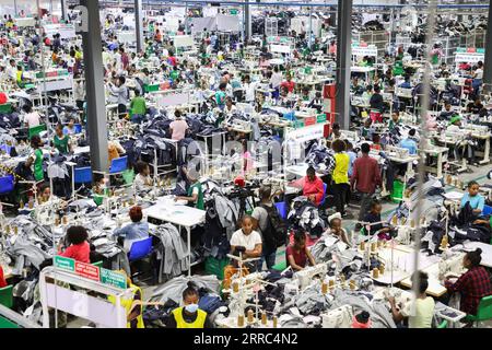 211017 -- HAWASSA ÉTHIOPIE, le 17 octobre 2021 -- des gens travaillent dans une usine textile du parc industriel Hawassa à Hawassa, en Éthiopie, le 12 octobre 2021. POUR ALLER AVEC la caractéristique : les craintes pour les pertes d'emplois planent alors que les États-Unis coupent l'Éthiopie de AGOA ETHIOPIE-HAWASSA-INDUSTRIAL PARK MichaelxTewelde PUBLICATIONxNOTxINxCHN Banque D'Images