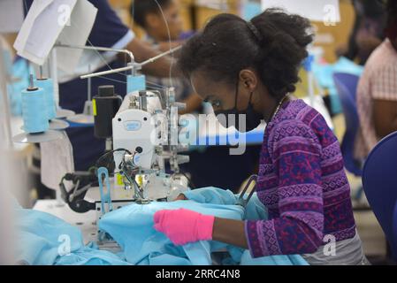 211017 -- HAWASSA ÉTHIOPIE, le 17 octobre 2021 -- Une femme travaille dans une usine textile du parc industriel Hawassa à Hawassa, en Éthiopie, le 12 octobre 2021. POUR ALLER AVEC la caractéristique : les craintes pour les pertes d'emplois planent alors que les États-Unis coupent l'Éthiopie de AGOA ETHIOPIE-HAWASSA-INDUSTRIAL PARK MichaelxTewelde PUBLICATIONxNOTxINxCHN Banque D'Images