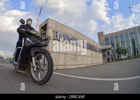 211017 -- HAWASSA ÉTHIOPIE, le 17 octobre 2021 -- Un homme monte dans le parc industriel de Hawassa à Hawassa, en Éthiopie, le 12 octobre 2021. POUR ALLER AVEC la caractéristique : les craintes pour les pertes d'emplois planent alors que les États-Unis coupent l'Éthiopie de AGOA ETHIOPIE-HAWASSA-INDUSTRIAL PARK MichaelxTewelde PUBLICATIONxNOTxINxCHN Banque D'Images