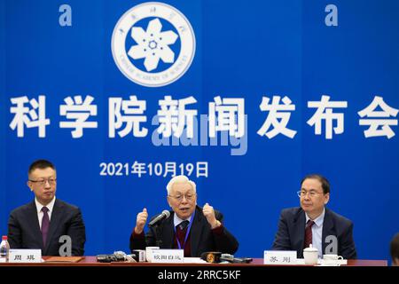 211019 -- PÉKIN, le 19 octobre 2021 -- Ouyang Ziyuan C, académicien de l'Académie chinoise des sciences, prend la parole lors d'une conférence de presse tenue à l'Institut de géologie et de géophysique de l'Académie chinoise des sciences à Beijing, capitale de la Chine, le 19 octobre 2021. Des chercheurs chinois ont étudié les échantillons lunaires rapportés par la mission Chang e-5 et daté la plus jeune roche sur la Lune à environ 2 milliards d'années, prolongeant la vie du volcanisme lunaire de 800-900 millions d'années de plus que ce qui était connu auparavant. L'étude, menée principalement par une équipe de recherche à l'Institut de géologie et G Banque D'Images