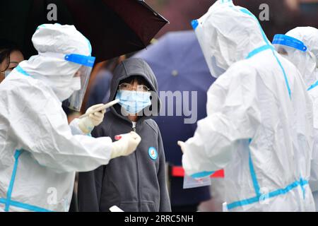 211019 -- LANZHOU, le 19 octobre 2021 -- des travailleurs médicaux travaillent sur un site de tests d'acides nucléiques dans le district de Chengguan à Lanzhou, dans la province du Gansu, au nord-ouest de la Chine, le 19 octobre 2021. Lanzhou a lancé mardi des tests d’acides nucléiques pour les résidents vivant ou travaillant à proximité de zones à risque moyen dans le district de Chengguan. CHINE-GANSU-LANZHOU-COVID-19-TEST CN CHENXBIN PUBLICATIONXNOTXINXCHN Banque D'Images