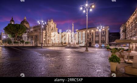 Catane, Sicile, Italie depuis la Piazza Del Duomo à l'aube. Banque D'Images