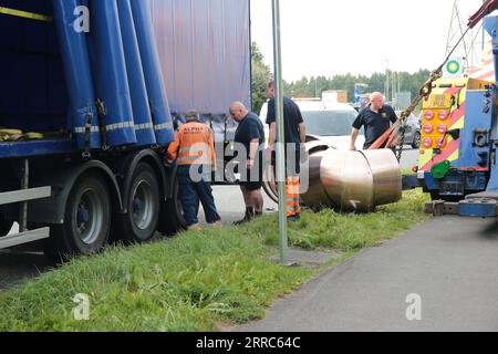 Un camion a perdu une partie de son chargement de bobines de cuivre sur l'A689 près de Wolvisiton Village, Stockton sur Tees le jeudi 7 septembre 2023. (Photo : Harry Cook | MI News) crédit : MI News & Sport / Alamy Live News Banque D'Images