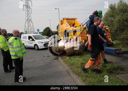 Un camion a perdu une partie de son chargement de bobines de cuivre sur l'A689 près de Wolvisiton Village, Stockton sur Tees le jeudi 7 septembre 2023. (Photo : Harry Cook | MI News) crédit : MI News & Sport / Alamy Live News Banque D'Images