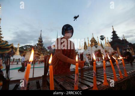 211020 -- YANGON, le 20 octobre 2021 -- Une femme tient des bâtons de joss pour prier à la pagode Shwedagon pendant le festival traditionnel Thadingyut à Yangon, Myanmar, le 20 octobre 2021. MYANMAR-YANGON-THADINGYUT FESTIVAL UxAung PUBLICATIONxINxGERxSUIxAUTxONLY Banque D'Images