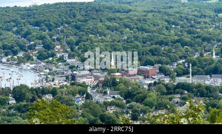 La ville de Camden Maine depuis le sommet d'une montagne Banque D'Images