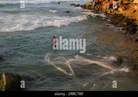 211022 -- GAZA, le 22 octobre 2021 -- Un pêcheur palestinien jette son filet dans la Méditerranée à Gaza, le 21 octobre 2021. Photo de /Xinhua MIDEAST-GAZA CITY-DAILY LIFE RizekxAbdeljawad PUBLICATIONxNOTxINxCHN Banque D'Images