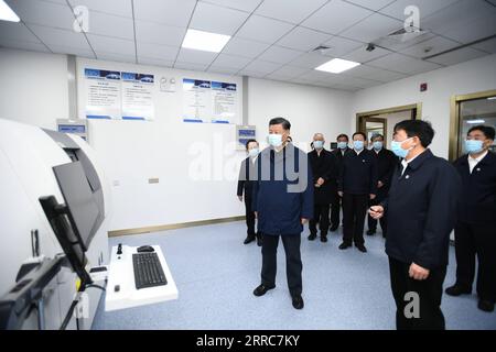 211022 -- JINAN, 22 octobre 2021 -- le président chinois Xi Jinping, également secrétaire général du Comité central du Parti communiste chinois et président de la Commission militaire centrale, visite un institut de recherche sur l'exploration pétrolière dans le champ pétrolifère de Shengli dans la ville de Dongying, dans la province du Shandong de l'est de la Chine, le 21 octobre 2021. Après la visite, Xi a présidé vendredi un symposium sur la protection écologique et le développement de haute qualité du bassin du fleuve jaune à Jinan, dans la province du Shandong de l est de la Chine. CHINE-SHANDONG-XI JINPING-PROTECTION ÉCOLOGIQUE-DÉVELOPPEMENT-SYMPOSIUM CN XIEXHUANCHI PUBLICATIONXN Banque D'Images