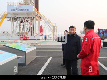 211022 -- JINAN, le 22 octobre 2021 -- le président chinois Xi Jinping, également secrétaire général du comité central du Parti communiste chinois et président de la commission militaire centrale, visite une plate-forme de forage dans le champ pétrolifère de Shengli dans la ville de Dongying, dans la province du Shandong, dans l'est de la Chine, le 21 octobre 2021. Après la visite, Xi a présidé vendredi un symposium sur la protection écologique et le développement de haute qualité du bassin du fleuve jaune à Jinan, dans la province du Shandong de l est de la Chine. CHINE-SHANDONG-XI JINPING-PROTECTION ÉCOLOGIQUE-DÉVELOPPEMENT-SYMPOSIUM CN WANGXYE PUBLICATIONXNOTXINXCHN Banque D'Images