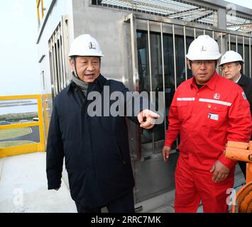 211022 -- JINAN, 22 octobre 2021 -- le président chinois Xi Jinping, également secrétaire général du Comité central du Parti communiste chinois et président de la Commission militaire centrale, vérifie l'équipement lors d'une visite sur une plate-forme de forage dans le champ pétrolifère de Shengli dans la ville de Dongying, dans la province du Shandong de l'est de la Chine, le 21 octobre 2021. Après la visite, Xi a présidé vendredi un symposium sur la protection écologique et le développement de haute qualité du bassin du fleuve jaune à Jinan, dans la province du Shandong de l est de la Chine. CHINE-SHANDONG-XI JINPING-PROTECTION ÉCOLOGIQUE-DÉVELOPPEMENT-SYMPOSIUM CN LIXXUEREN PUBLICATIO Banque D'Images