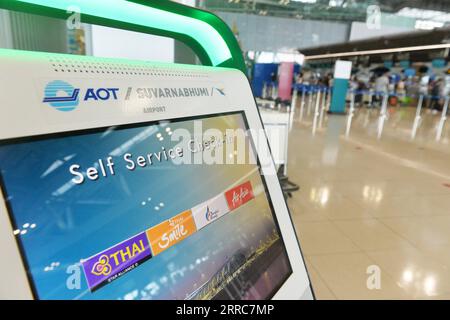 211022 -- BANGKOK, 22 octobre 2021 -- une photo prise le 22 octobre 2021 montre un kiosque libre-service à l'aéroport international Suvarnabhumi de Bangkok, en Thaïlande. La Thaïlande a annoncé jeudi soir qu’elle permettra aux visiteurs vaccinés de 46 pays et régions à faible risque d’entrer en Thaïlande sans quarantaine à partir de novembre. THAÏLANDE-BANGKOK-COVID-19-VISITORS-MEASURES RachenxSageamsak PUBLICATIONxNOTxINxCHN Banque D'Images