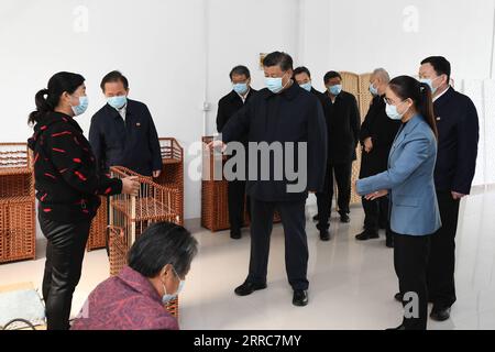 211022 -- JINAN, le 22 octobre 2021 -- le président chinois Xi Jinping, également secrétaire général du comité central du Parti communiste chinois et président de la commission militaire centrale, visite une communauté résidentielle de résidents relocalisés dans la ville de Dongying, dans la province du Shandong de l'est de la Chine, le 21 octobre 2021. Après la visite, Xi a présidé vendredi un symposium sur la protection écologique et le développement de haute qualité du bassin du fleuve jaune à Jinan, dans la province du Shandong de l est de la Chine. CHINE-SHANDONG-XI JINPING-PROTECTION ÉCOLOGIQUE-DÉVELOPPEMENT-SYMPOSIUM CN XIEXHUANCHI PUBLICATIONXNOTXINXCHN Banque D'Images