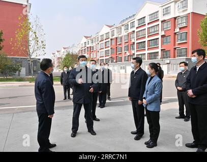 211022 -- JINAN, le 22 octobre 2021 -- le président chinois Xi Jinping, également secrétaire général du comité central du Parti communiste chinois et président de la commission militaire centrale, visite une communauté résidentielle de résidents relocalisés dans la ville de Dongying, dans la province du Shandong de l'est de la Chine, le 21 octobre 2021. Après la visite, Xi a présidé vendredi un symposium sur la protection écologique et le développement de haute qualité du bassin du fleuve jaune à Jinan, dans la province du Shandong de l est de la Chine. CHINE-SHANDONG-XI JINPING-PROTECTION ÉCOLOGIQUE-DÉVELOPPEMENT-SYMPOSIUM CN LIXXUEREN PUBLICATIONXNOTXINXCHN Banque D'Images