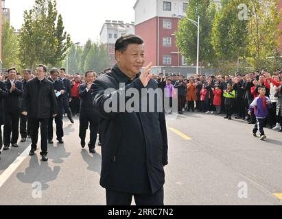 211022 -- JINAN, 22 octobre 2021 -- le président chinois Xi Jinping, également secrétaire général du Comité central du Parti communiste chinois et président de la Commission militaire centrale, fait des vagues en visitant une communauté résidentielle de résidents relocalisés dans la ville de Dongying, dans la province du Shandong de l est de la Chine, le 21 octobre 2021. Après la visite, Xi a présidé vendredi un symposium sur la protection écologique et le développement de haute qualité du bassin du fleuve jaune à Jinan, dans la province du Shandong de l est de la Chine. CHINE-SHANDONG-XI JINPING-PROTECTION ÉCOLOGIQUE-DÉVELOPPEMENT-SYMPOSIUM CN LIXXUEREN PUBLICATIONXNOTXIN Banque D'Images