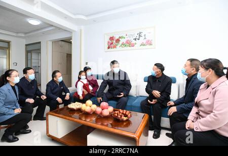 211022 -- JINAN, 22 octobre 2021 -- le président chinois Xi Jinping, également secrétaire général du Comité central du Parti communiste chinois et président de la Commission militaire centrale, discute avec la famille Xu Jianfeng lors d'une visite dans une communauté résidentielle de résidents relocalisés de la ville de Dongying, dans la province du Shandong de l'est de la Chine, le 21 octobre 2021. Après la visite, Xi a présidé vendredi un symposium sur la protection écologique et le développement de haute qualité du bassin du fleuve jaune à Jinan, dans la province du Shandong de l est de la Chine. CHINE-SHANDONG-XI JINPING-PROTECTION ÉCOLOGIQUE-DÉVELOPPEMENT-SYMPOSIUM CN Banque D'Images