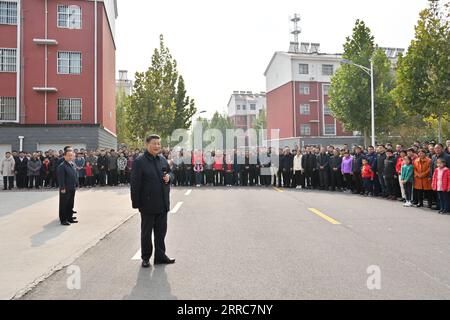 211022 -- JINAN, 22 octobre 2021 -- le président chinois Xi Jinping, également secrétaire général du Comité central du Parti communiste chinois et président de la Commission militaire centrale, s'entretient avec des résidents locaux lors d'une visite dans une communauté résidentielle de résidents relocalisés de la ville de Dongying, dans la province du Shandong de l'est de la Chine, le 21 octobre 2021. Après la visite, Xi a présidé vendredi un symposium sur la protection écologique et le développement de haute qualité du bassin du fleuve jaune à Jinan, dans la province du Shandong de l est de la Chine. CHINE-SHANDONG-XI JINPING-PROTECTION ÉCOLOGIQUE-DÉVELOPPEMENT-SYMPOSIUM CN LIXXUER Banque D'Images