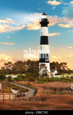 Le phare de Bodie Island dans les Outer Banks de Caroline du Nord, USA au crépuscule. Banque D'Images