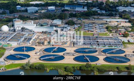 Vue aérienne Budds Farm Wastewater Treatment Works à Havant Hampshire. Le site traite les eaux usées de la région de Portsmouth Havant et Waterlooville. Banque D'Images