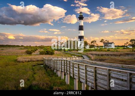 Le phare de Bodie Island dans les Outer Banks de Caroline du Nord, USA au crépuscule. Banque D'Images