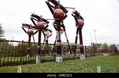 211023 -- AMSTERDAM, 23 octobre 2021 -- une photo prise le 16 octobre 2021 montre des transformateurs à Haarlem, aux pays-Bas. Les prix de l'énergie aux pays-Bas ont continué d'augmenter récemment en raison de la hausse de la demande et de la pénurie croissante de gaz naturel en Europe. Photo de /Xinhua PAYS-BAS-PRIX DE L'ÉNERGIE SylviaxLederer PUBLICATIONxNOTxINxCHN Banque D'Images