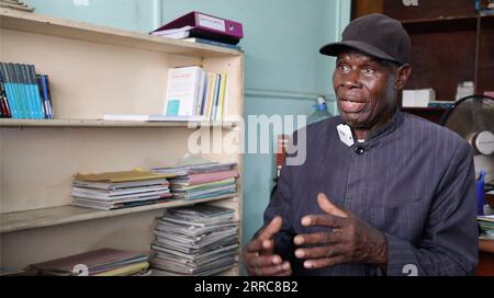 211024 -- BRAZZAVILLE, le 24 octobre 2021 -- Une capture d'écran montre Bernard Makiza, rédacteur en chef de la semaine africaine de l'African week, lors d'une interview avec à Brazzaville, République du Congo, le 16 août 2021. La restauration de son siège légal aux Nations Unies par la Chine a été une victoire diplomatique qui a inspiré les pays africains, a déclaré Bernard Makiza, rédacteur en chef du journal de longue date de la République du Congo. TO GO WITH Interview : la restauration du siège légal de la Chine à l ONU inspire les pays africains, dit le rédacteur en chef congolais LA RÉPUBLIQUE DU CONGO-BRAZZA Banque D'Images