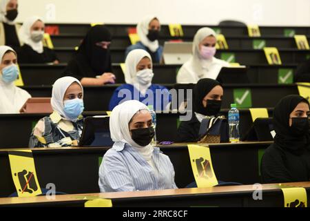 211024 -- GOUVERNORAT DE HAWALLI, 24 octobre 2021 -- des étudiants assistent à une conférence à l'Université du Koweït dans le Gouvernorat de Hawalli, Koweït, le 24 octobre 2021. Plus de 36 000 étudiants inscrits à l’Université du Koweït ont repris le dimanche leurs études dans des établissements après un an et demi de pause en raison des mesures de précaution COVID-19. Photo de /Xinhua KUWAIT-HAWALLI GOUVERNORAT-COVID-19-UNIVERSITY-CLASS-RESUMPTION Asad PUBLICATIONxNOTxINxCHN Banque D'Images