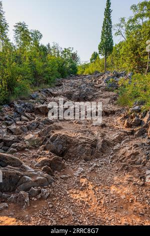 Le Krizevac, avec le Podbrdo et l'église de St. James, est très important pour ceux qui vont en pèlerinage à Medjugorje. Sur le dessus se trouve une croix 8,5 Banque D'Images