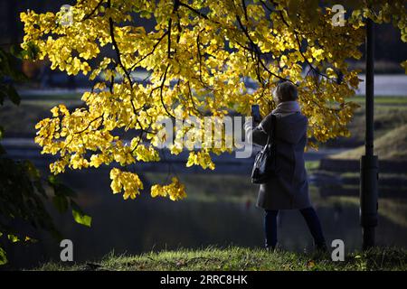 211025 -- VARSOVIE, le 25 octobre 2021 -- Une femme prend des photos au Parc des bains royaux de Varsovie, Pologne, le 24 octobre 2021 Str/Xinhua POLOGNE-VARSOVIE-AUTOMNE VUES Stringer PUBLICATIONxNOTxINxCHN Banque D'Images