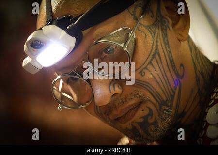 211025 -- VARSOVIE, le 25 octobre 2021 -- Un homme avec des tatouages sur le visage est vu lors de la 8e Convention de Varsovie sur le tatouage à Varsovie, Pologne, le 24 octobre 2021. Str/Xinhua POLOGNE-VARSOVIE-TATOUAGE CONVENTION Stringer PUBLICATIONxNOTxINxCHN Banque D'Images