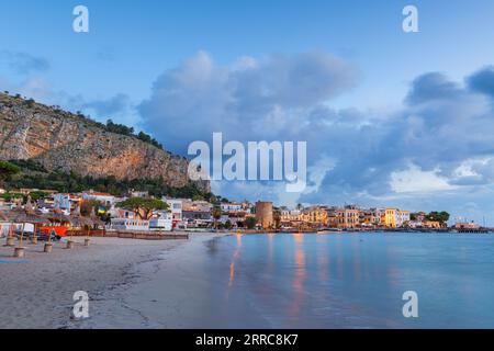 Palerme, Sicile, Italie dans le Mondello sur la plage au crépuscule. Banque D'Images